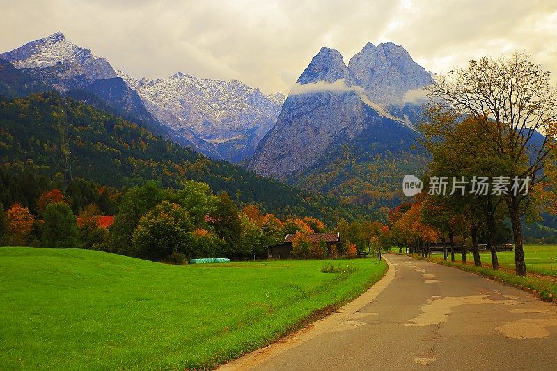 德国巴伐利亚州Garmisch Partenkirchen通往巴伐利亚阿尔卑斯山的乡村公路